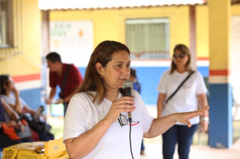 Na manhã desta quarta-feira (21), a ilha de Cotijuba recebeu a primeira edição do Projeto Família e Cidadania de 2018. O evento está sendo realizado na Escola Estadual de Ensino Fundamental e Médio Professora Marta da Conceição até a próxima sexta-feira (23). Durante a manhã mais de 40 pessoas estiveram presentes na abertura do evento, mas a expectativa é que esse número aumente, já que o projeto continua nos próximos dias, sempre com início às 8h. Na foto, Marina Bendelack, coordenadora do Família e Cidadania.
FOTO: SIDNEY OLIVEIRA / AG. PARÁ
DATA: 21.02.2018
COTIJUBA - PARÁ <div class='credito_fotos'>Foto: Sidney Oliveira/Ag. Pará | <a href='/midias/2018/originais/2515169b-055c-46c6-afd7-7badfc4b3561.jpg' download><i class='fa-solid fa-download'></i> Download</a></div>