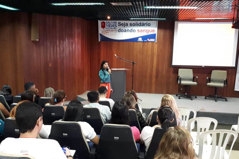  Durante a manhã foram abordados o “Projeto Captação Hospitalar: desenvolvendo a corresponsabilidade na manutenção do estoque de sangue”, pela assistente social Olinda Carvalho (foto).

FOTO: ASCOM HEMOPA
DATA: 27.11.2018
BELÉM - PARÁ <div class='credito_fotos'>Foto: Ascom Hemopa   |   <a href='/midias/2018/originais/251a65c7-6b4a-475a-a215-f18d6b61fd00.jpg' download><i class='fa-solid fa-download'></i> Download</a></div>