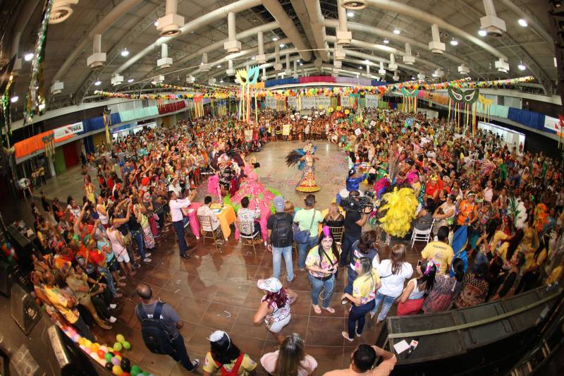 Mais de quatro mil idosos caíram na folia na tarde desta quarta-feira (7), durante o 18° Baile Carnavalesco da Melhor Idade, do projeto Vida Ativa, executado pela Secretaria de estado de Esporte e Lazer (Seel). Uma das grandes atrações foi o concurso que escolheu a “Rainha das Rainhas” da terceira idade, título que este ano ficou com a candidata Lindaura Cardoso, de 63 anos.
FOTO: CARLOS SODRÉ / AG. PARÁ
DATA: 07.02.2018
BELÉM - PARÁ <div class='credito_fotos'>Foto: CARLOS SODRÉ / AG. PARÁ | <a href='/midias/2018/originais/252ca2ed-8caa-472a-8a87-b9d6b93131c0.jpg' download><i class='fa-solid fa-download'></i> Download</a></div>