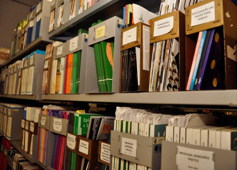Especializada em pesquisa e informação na área de saúde pública, ciências médicas e áreas afins, a biblioteca Orlando Rodrigues da Costa (foto), mantida pela Secretaria de Estado de Saúde Pública (Sespa), acaba de celebrar 40 anos de serviços prestados a profissionais, conselheiros, pesquisadores, estudantes e trabalhadores do Sistema Único de Saúde (SUS). Os serviços da biblioteca são focados na disponibilização e disseminação das produções técnico-científicas na área da Saúde Pública do Pará em articulação com a Rede de Bibliotecas da Área da Saúde e com as Instituições de Ensino e Pesquisa, com o advento do Centro de Documentação e Informação da Sespa, tornando acessível a produção científica relacionada, por exemplo, aos Programas Pró e Pet-Saúde, Provab, Mais Médicos, Residências Profissionais e Multiprofissionais.
FOTO: JOSÉ PANTOJA / ASCOM SESPA
DATA: 15.06.2018
BELÉM - PARÁ <div class='credito_fotos'>Foto: José Pantoja / Ascom Sespa | <a href='/midias/2018/originais/252dc072-bb59-48ce-9e8d-8e6590d537ea.jpg' download><i class='fa-solid fa-download'></i> Download</a></div>