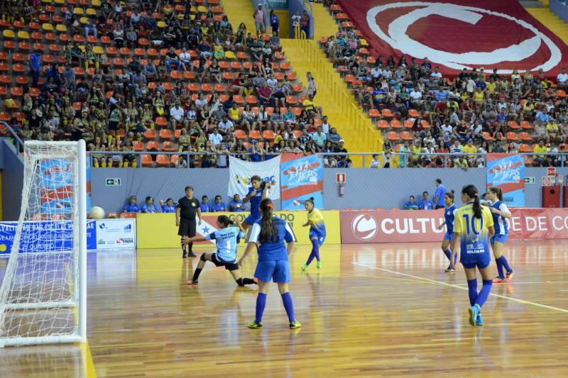 A 60ª edição dos Jogos Estudantis Paraenses (JEPs) encerrou neste domingo (24), na Arena Guilherme Paraense, em Belém. Após dois dias de competições, foram conhecidas as 16 equipes das modalidades coletivas de basquete, volei, futsal e handebol, nas categorias "A" (12 a 14 anos) e "B" (15 a 17 anos) que vão representar o Pará na etapa nacional dos Jogos Escolares da Juventude, em setembro.
FOTO: FERNANDO NOBRE / ASCOM SEDUC
DATA: 24.06.2018
BELÉM - PARÁ <div class='credito_fotos'>Foto: FERNANDO NOBRE/ASCOM SEDUC | <a href='/midias/2018/originais/252ece01-eae0-4eff-aaec-dbf2ae637d3b.jpg' download><i class='fa-solid fa-download'></i> Download</a></div>