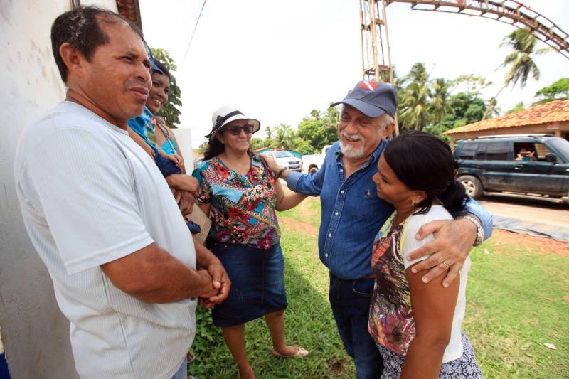 Izabela Jatene, secretária de Estado de Municípios Sustentáveis, destacou a importância dessas obras. “É uma agenda mútua que vínhamos trabalhando com o prefeito local há bastante tempo. Hoje entregamos os Bombeiros, mas também investimos R$2,5 milhões na reforma do Hospital que já está em andamento junto com a contrapartida da Prefeitura; a construção do Ginásio de Esportes, com R$1,4 milhão do Estado e R$ 600 mil da Prefeitura e o asfalto no Jubim. Quando você tem uma gestão municipal comprometida e uma população que participa, tudo fica mais fácil, e assim trabalhamos para tornar os municípios cada vez mais fortes”, afirmou.O governador Simão Jatene ainda visitou as obras do Ginásio, que já atinge cerca de 60% das obras concluídas, e o asfalto na Vila do Jubim, que está em fase final. Jatene também anunciou que a cidade vai ganhar mais dois quilômetros de asfalto.


FOTO: MÁCIO FERREIRA / AG PARÁ
DATA: 24.01.2018
SALVATERRA - PARÁ <div class='credito_fotos'>Foto: MÁCIO FERREIRA/ AG. PARÁ   |   <a href='/midias/2018/originais/252f2b2a-e5a5-4cce-97ef-0883eb4a0a56.jpg' download><i class='fa-solid fa-download'></i> Download</a></div>