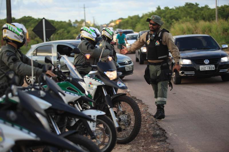 Atuação dos agentes de segurança durante a Operação Verão 2018 no segundo final de semana de férias.
FOTO: MÁCIO FERREIRA / AG. PARÁ
DATA: 07.07.2018
SALINÓPOLIS - PARÁ <div class='credito_fotos'>Foto: MÁCIO FERREIRA/ AG. PARÁ | <a href='/midias/2018/originais/25306cc1-0424-428a-8166-adb97ad06930.jpg' download><i class='fa-solid fa-download'></i> Download</a></div>