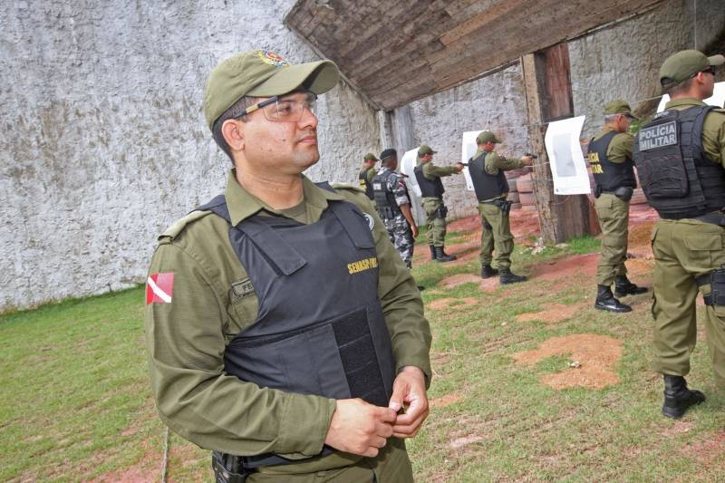 Trinta e oito agentes de segurança pública do Estado participam (foto), no Instituto de Ensino de Segurança Pública do Pará (Iesp), de um curso de especialização da Companhia Independente de Policiamento Escolar (Cipoe). A capacitação começou no dia 26 de fevereiro e vai até 23 de março, com aulas de segunda a sexta, nos turnos da manhã e tarde. Os agentes de segurança estão sendo treinados para atuar na segurança junto às comunidades escolares do Estado. Este é o segundo curso que acontece para a qualificação do policiamento escolar do Comando de Policiamento Especializado, através da Companhia Independente de Policiamento Escolar (Cipoe). O primeiro foi em 2017, e qualificou 40 policiais. Na foto, o capitão Fernando Lima, sub-comandante da Cipoe.
FOTO: CARLOS SODRÉ / AG. PARÁ
DATA: 13.03.2018
BELÉM - PARÁ <div class='credito_fotos'>Foto: Carlos Sodré/Agência Pará | <a href='/midias/2018/originais/25308878-7103-4ec7-8ab8-a496a9f269f3.jpg' download><i class='fa-solid fa-download'></i> Download</a></div>