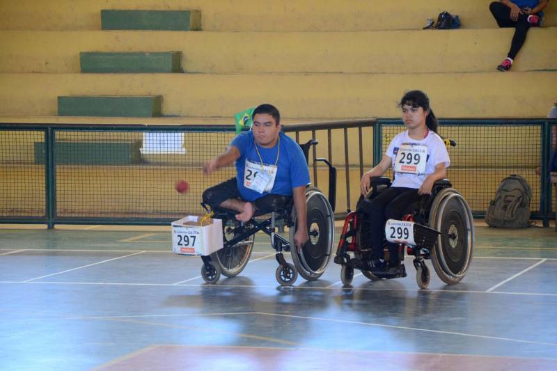 Na disputa houve partidas de goaball, bocha (foto), tênis de mesa atletismo e natação. A promoção do evento é da Secretaria de Educação (Seduc) por meio do seu Núcleo de Esporte e Lazer (NEL). Conceição Felgueiras, coordenadora dos Jogos, fez avaliação positiva do evento, realizado pela primeira vez fora da capital paraense e que mobilizou mais de 270 pessoas diretamente, entre dirigentes, técnicos e acompanhantes dos paratletas. "Todos os paratletas participantes são vencedores. Além da competição, eles tiveram um momento para socializar e confraternizar -pois eram participantes de vários municípios do estado. O evento ainda cumpriu a missão de sensibilizar o poder público local sobre a importância do incentivo ao esporte paralímpico", disse.
FOTO: FERNANDO NOBRE / ASCOM SEDUC
DATA: 29.06.2018
MARABÁ - PARÁ <div class='credito_fotos'>Foto: FERNANDO NOBRE/ASCOM SEDUC | <a href='/midias/2018/originais/2533491a-1375-416b-932b-3883fb0f5a00.jpg' download><i class='fa-solid fa-download'></i> Download</a></div>