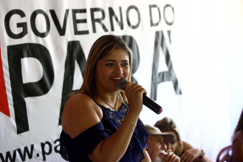 “Ter a posse da terra é a certeza de que nunca iremos perder o nosso direito, que nossos filhos e nossos netos poderão dar continuidade a nossa história em segurança. Foram anos de luta até chegar esse dia, agraciados com a assinatura do nosso título de terra. Só temos a agradecer a todos que fizeram parte disso e a cada um que lutou junto para que hoje isso se tornasse realidade”. A fala emocionada foi de seu Mário Araújo Silva, presidente da Associação Remanescente de Quilombo Espírito Santo, localizada no município do Acará, no nordeste do Estado. Ele assinou, neste sábado (24), junto com o governador Simão Jatene, o título que dá a posse da terra a comunidade. A fala do presidente traduz o sentimento das dezenas de famílias que moram no local, que agora tem a posse legítima do local onde seus antepassados viveram. “Sou filho de mãe negra. Nasci aqui como minha vó, bisavó, que fazem parte da história dessa comunidade que já existe a mais de 300 anos. Na foto, a prefeita do Acará, Amanda Martins (azul).
FOTO: SIDNEY OLIVEIRA / AG. PARÁ
DATA: 24.03.2018
ACARÁ - PARÁ <div class='credito_fotos'>Foto: Sidney Oliveira/Ag. Pará | <a href='/midias/2018/originais/253ef581-876c-4d87-88d8-30a082e10502.jpg' download><i class='fa-solid fa-download'></i> Download</a></div>