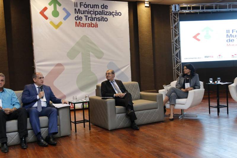A segunda edição do Fórum de Municipalização de Trânsito levou a Marabá, no sudeste paraense, o debate sobre o processo de mudança de gestão do trânsito, apresentando o passo a passo da implantação e seus benefícios. Promovido pelo Departamento de Trânsito do Estado (Detran), em parceria com o Ministério Público do Estado, o fórum começou nesta segunda-feira (25) e prossegue na terça (26), no Carajás Centro de Convenções. Na foto, o promotor de Justiça Marco Aurélio Lima (falando).
FOTO: ASCOM DETRAN
DATA: 25.06.2018
MARABÁ - PARÁ <div class='credito_fotos'>Foto: ASCOM DETRAN | <a href='/midias/2018/originais/253f5757-ac20-43a8-80f4-091106fef9da.jpg' download><i class='fa-solid fa-download'></i> Download</a></div>