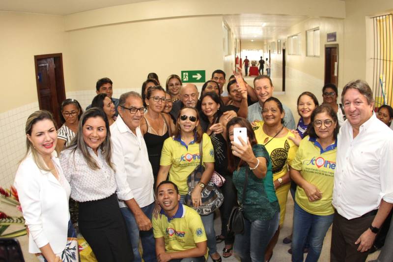 Um painel, no pátio da Escola Estadual de Ensino Médio Ruth Guimarães Ferreira, no distrito de Murinim, em Benevides, mostra 16 alunos da unidade aprovados nos últimos vestibulares. Desses, 12 irão estudar na Universidade Federal do Pará (UFPA). São os primeiros resultados de um processo que começou há nove meses, quando a escola entrou em reforma e ampliação. A nova “Ruth Guimarães Ferreira” foi entregue oficialmente nesta segunda-feira, 26, pelo governador Simão Jatene. Reformada e ampliada, a escola tem agora seis salas de aula; quatro laboratórios (multiuso, multidisciplinar, informática e de leitura); cozinha; refeitório e dispensa; quadra poliesportiva, vestiários feminino e masculino; área de convivência; sala para Atendimento Educacional Especializado (AEE) e acessos para pessoas com deficiência. Espaços de sobra para seus 892 alunos, distribuídos em três turnos do Ensino Médio. A obra custou R$ 2,446 milhões.
FOTO: CRISTINO MARTINS / AG. PARÁ
DATA: 26.03.2018
BENEVIDES - PARÁ <div class='credito_fotos'>Foto: Cristino Martins/Ag. Pará | <a href='/midias/2018/originais/2542ccf1-1813-41ee-9b23-1241ea39cfa0.jpg' download><i class='fa-solid fa-download'></i> Download</a></div>