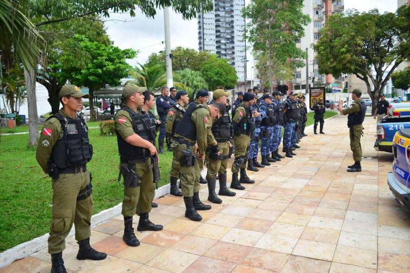 Durante a manhã de terça-feira (10), as forças de segurança público do Estado desencadearam operações em áreas específicas de Belém e Ananindeua. Antes mesmo do início das atividades de policiamento e de fiscalização, os órgãos mantiveram reuniões prévias em duas bases operacionais: ao lado do prédio do São José Liberto (foto), na capital; e no estacionamento do ginásio Almir Gabriel, o "Abacatão", em Ananindeua. No final da manhã, policiais militares do 20º, 1º e 2º Batalhões da Polícia Militar (PM) fizeram o motopatrulhamento na travessa Carlos de Carvalho com rua São Miguel, no bairro do Jurunas, na periferia de Belém, onde prenderam, em flagrante, Breno da Costa Rodrigues, de 25 anos, por conduzir uma motocicleta com a placa clonada (JVY 5331). Breno, segundo a PM, possui passagem pelo Sistema Penitenciário por posse ilegal de arma de fogo e estava sob alvará expedido recentemente. Ele e a moto foram conduzidos à Seccional da Cremação.
FOTO: ELIELSON MODESTO / ASCOM SEGUP
DATA: 10.04.2018
BELÉM - PARÁ <div class='credito_fotos'>Foto: Elielson Modesto / Ascom Segup | <a href='/midias/2018/originais/25439512-e625-4845-b98b-9547ae3b9abd.jpg' download><i class='fa-solid fa-download'></i> Download</a></div>