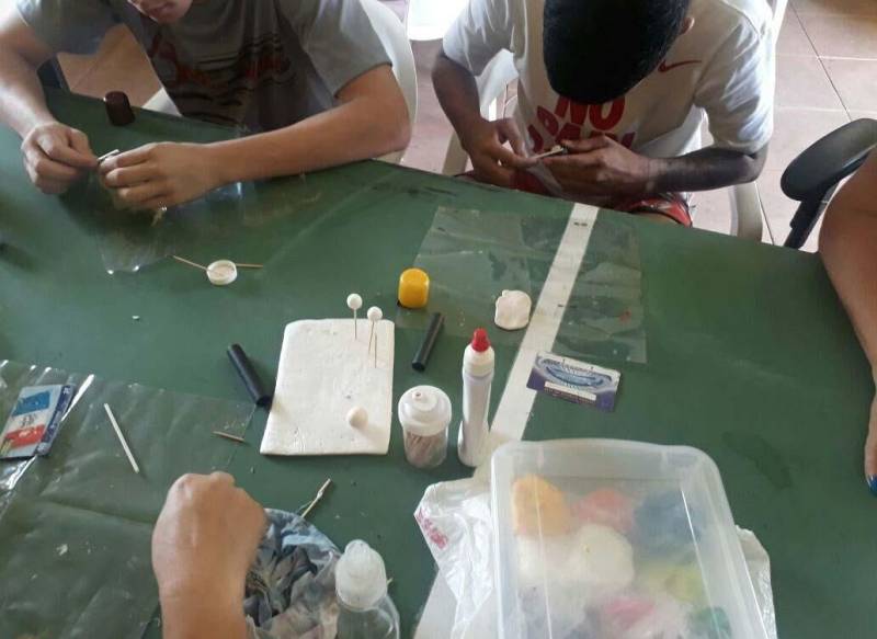 Adolescentes e jovens que cumprem medidas socioeducativas nas unidades da Fundação de Atendimento Socioeducativo do Pará (Fasepa), localizadas na Região Metropolitana de Belém, intensificam os ensaios para o Sarau Literário da Socioeducação 2018, que será realizado na próxima sexta-feira (18), no Teatro Margarida Schivasappa, em Belém. Eles ensaiam diariamente no Espaço Apoena, em Ananindeua, onde são desenvolvidas diversas linguagens artísticas e culturais, além de cursos e oficinas profissionalizantes. A montagem do Sarau envolve cerca de 70 socioeducandos, direta e indiretamente. Em sua quarta edição, o Sarau Literário da Socioeducação homenageará o escritor amazonense Milton Hatoum, com a adaptação da obra “Relato de um Certo Oriente”.
FOTO: ALBERTO PASSOS / ASCOM FASEPA
DATA: 16.05.2018
BELÉM - PARÁ <div class='credito_fotos'>Foto: ALBERTO PASSOS/ ASCOM FASEPA | <a href='/midias/2018/originais/2547fedf-b65e-4321-9391-6e632c259aa0.jpg' download><i class='fa-solid fa-download'></i> Download</a></div>
