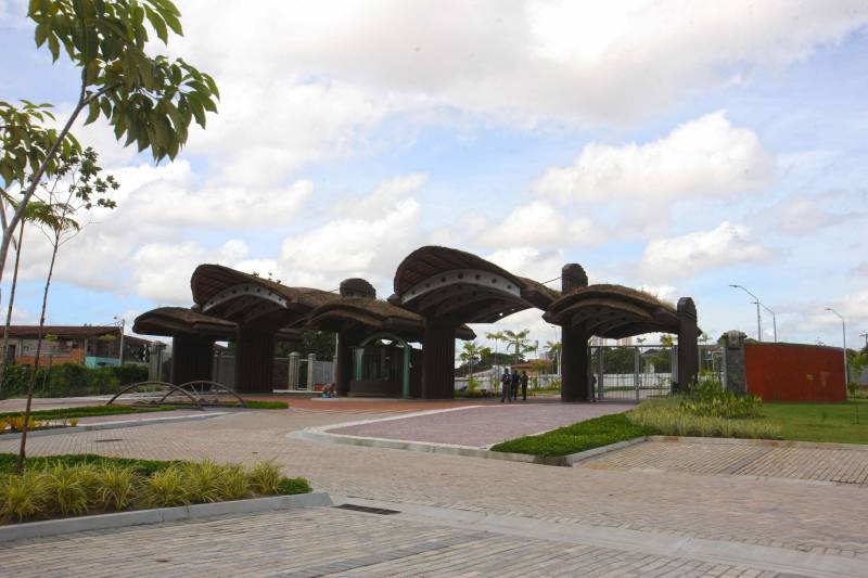 Bastante aguardado, o novo Parque Estadual do Utinga (PEUt) será reaberto ao público pelo Governo do Estado nos próximos dias 16 e 17 de março. Os serviços do mais importante espaço de preservação e estudo da biodiversidade dentro da Região Metropolitana de Belém serão oferecidos em caráter experimental. Na sexta-feira, a partir das 16h30, serão realizadas apresentações artísticas, com o Boi Veludinho, crianças do Pro Paz e a premiada Orquestra Sinfônica do Theatro da Paz. A apresentação será em um espaço ao ar livre e não será necessária a retirada de ingressos, por esse motivo, a recomendação é que o público chegue cedo, porque a entrada será fechada quando o espaço estiver lotado. No sábado, será realizada uma grande caminhada, a partir das 8 horas, com paradas para informações educativas sobre a fauna, flora e sobre os novos espaços. Por conta da grande quantidade de pessoas, incluindo crianças e idosos, o Corpo de Bombeiros recomendou e, a organização do evento acatou, a necessidade de se evitar durante a manhã do sábado o trânsito de veículos sobre rodas, como carros, bicicletas, skates e patins. Depois das 12 horas e durante todo o funcionamento do parque, a entrada e o uso por praticantes desta modalidade está completamente liberada no Parque. No domingo, o parque funciona normalmente ao público no horário de 5h30 às 17h, assim como nos outros dias, de segunda a segunda.
FOTO: IGOR BRANDÃO / AG PARÁ
DATA: 11.032018
BELÉM - PARÁ <div class='credito_fotos'>Foto: IGOR BRANDÃO / AG. PARÁ | <a href='/midias/2018/originais/254c1d67-7879-40c8-90e5-3e7d060477a3.jpg' download><i class='fa-solid fa-download'></i> Download</a></div>