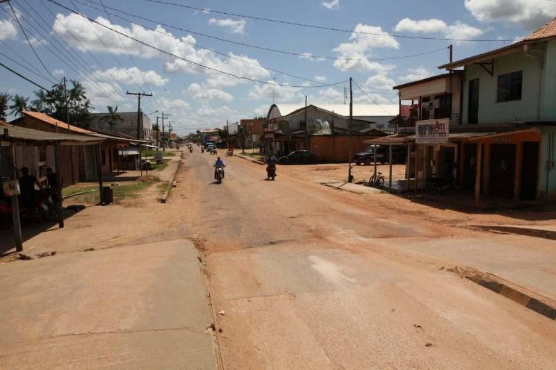 As ruas do bairro Ponto Certo, no município de São Domingos do Capim (foto), no nordeste paraense, ganharão maior mobilidade e segurança. O chão de terra vermelha dará lugar à pavimentação, por meio do programa Asfalto na Cidade, trazendo mais qualidade de vida aos seus moradores e fluidez no trânsito. A ordem de serviço que garante o início das obras foi entregue neste sábado (30), durante evento realizado no salão paroquial da comunidade do Perpétuo Socorro. A cerimônia contou com a participação de representantes do governo do Estado, parlamentares, comunidade e autoridades locais. Ao todo serão asfaltados quatro quilômetros de vias, totalizando um investimento de mais de R$ 2,1 milhões. O município é um dos 142 que já aderiram ao programa Municípios Sustentáveis, da Secretaria Extraordinária de Estado de Municípios Sustentáveis (Semsu). A iniciativa atua no fortalecimento das gestões municipais como uma das ferramentas para o desenvolvimento do Estado. A pavimentação de vias urbanas é fruto das articulações e agenda compartilhada entre o Estado e as prefeituras municipais, dentro do PMS.
FOTO: CRISTINO MARTINS / AG. PARÁ
DATA: 30.06.2018
SÃO DOMINGOS DO CAPIM - PARÁ <div class='credito_fotos'>Foto: Cristino Martins/Ag. Pará | <a href='/midias/2018/originais/254e51c8-3268-4922-a287-0824e7781901.jpg' download><i class='fa-solid fa-download'></i> Download</a></div>