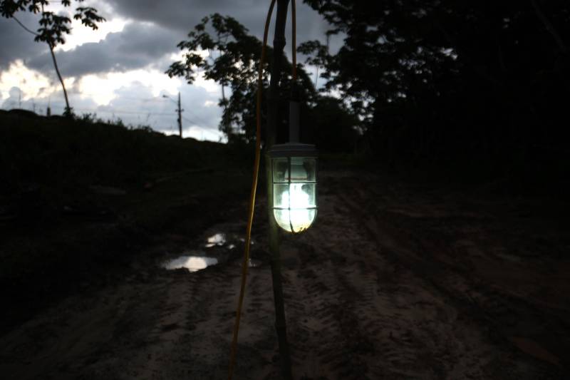 Por conta do não cumprimento do prazo de 48 horas dado pelo Governo do Estado para que a Hydro (foto) reduzisse os níveis das bacias de resíduos ao nível de pelo menos um metro, a Secretaria de Meio Ambiente e Sustentabilidade (Semas) notifica a empresa, na manhã desta terça-feira (27), com a determinação de que reduza a produção da refinaria em 50%. A Semas também triplicará a multa definida anteriormente, cumprindo a legislação ambiental em vigor, chegando a cerca de R$ 1 milhão por dia de descumprimento (300 mil Unidades de Padrão Fiscal). A empresa informou formalmente que reduziu os índices, mas não integralmente no total determinado de um metro. A determinação de redução emitida pela Semas reforça ainda que devem ser mantidos e ampliados os esforços para tratamento dos efluentes e de redução dos níveis das bacias. As equipes da Semas permanecem em campo 24 horas, trabalhando em conjunto com a Defesa Civil e outros órgãos, monitorando a situação.
FOTO: IGOR BRANDÃO / AG. PARÁ
DATA: 24.02.2018
BARCARENA - PARÁ <div class='credito_fotos'>Foto: IGOR BRANDÃO / AG. PARÁ | <a href='/midias/2018/originais/2552ab68-f0d7-4f95-b3a9-1f311ae0ae45.jpg' download><i class='fa-solid fa-download'></i> Download</a></div>