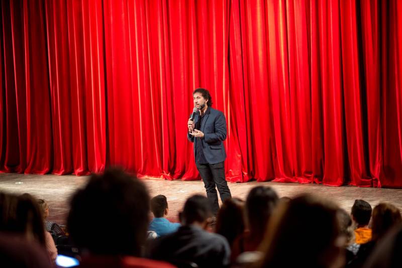 João*, de 17 anos, é natural de Bragança, nordeste do Pará. Há sete meses cumpre medida socioeducativa em uma unidade de internação do Estado após cometer um ato infracional no município onde reside. Mas na manhã desta terça-feira (5), em Belém, pôde vivenciar uma experiência inédita: participou de um espetáculo de teatro (foto) diante de dezenas de pessoas que se reuniram no Teatro Margarida Schivasappa, ao lado de outros 30 adolescentes e jovens privados de liberdade. Uma iniciativa pioneira no país que busca promover a ressocialização por meio da arte, fruto das atividades e oficinas pedagógicas realizadas dentro de espaços gerenciados pela Fundação de Atendimento Socioeducativo do Pará (Fasepa). “Eu nunca tinha vindo em um teatro e isso ficará marcado em mim”, disse o socioeducando. Tímido, ele revelou a vontade de deixar para trás os erros cometidos e seguir um futuro completamente novo, com os primeiros passos sendo dados hoje. “Isso despertou algo dentro de mim, pensar na minha vida e em sair do mundo das drogas. Quem sabe me tornar um ator?” divagou.

FOTO: FERNANDO SETTE / ASCOM IOE
DATA: 05.06.2018
BELÉM - PARÁ <div class='credito_fotos'>Foto: FERNANDO SETTE CÂMARA / ASCOM IOE   |   <a href='/midias/2018/originais/2555cf80-bd67-40cf-9b28-e1dab568997b.jpg' download><i class='fa-solid fa-download'></i> Download</a></div>