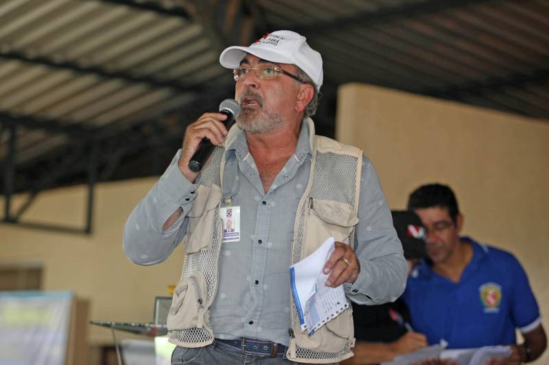 Onze municípios do sul e sudeste paraense recebem recursos do Estado para recuperar ruas e vicinais atingidas pelas enchentes e fortes chuvas que caem na região. Em agenda oficial nesta sexta-feira (6), o governador Simão Jatene assinou, pela manhã, no Parque de Exposições Valeu Boi Leilões, em Rio Maria, os convênios que garantem o repasse de cerca de R$ 4 milhões. As obras de caráter emergencial serão executadas pelas prefeituras em parceria com a Secretaria de Estado de Transportes (Setran). O objetivo é recuperar a trafegabilidade nessas localidades e assegurar o direito de ir e vir da população. Na manhã desta sexta, foram assinados nove convênios, com os municípios de Redenção, Pau D’Arco, São Félix do Xingu, Santa Maria das Barreiras, Tucumã, Água Azul do Norte, Xinguara, Bannach e Rio Maria. Além da Setran, participam da ação o Centro Regional de Governo do Sudeste do Pará e a Defesa Civil. “O valor do investimento em cada município vai depender da necessidade verificada pelas equipes do Estado e das prefeituras. O recurso não será usado para reconstruir vias, mas para restabelecer a trafegabilidade”, disse o secretário de Transportes, Kléber Menezes (foto).
FOTO: ANTÔNIO SILVA / AG. PARÁ
DATA: 06.04.2018
RIO MARIA - PARÁ <div class='credito_fotos'>Foto: Antônio Silva/Ag. Pará | <a href='/midias/2018/originais/255e363b-b4fe-4d1d-843c-bb7150cb27c2.jpg' download><i class='fa-solid fa-download'></i> Download</a></div>