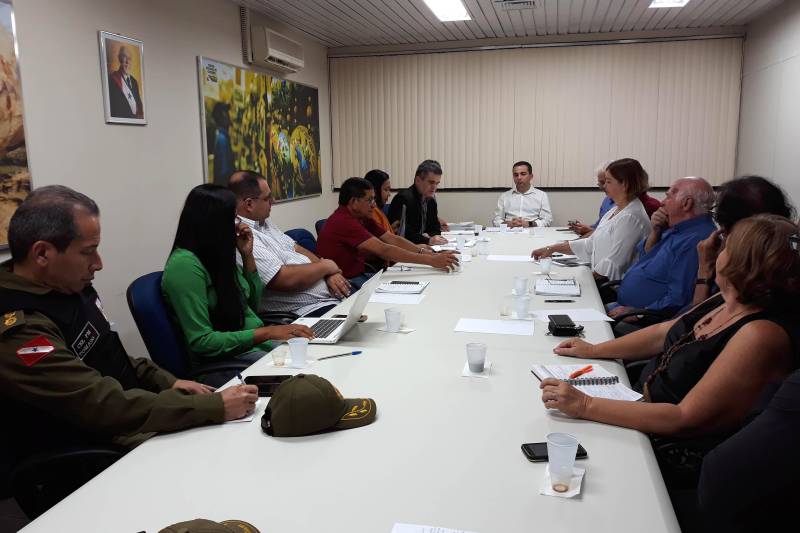 Lideranças comunitárias, empresários, as Polícias Militar e Civil, Administração Distrital e a Prefeitura de Santarém participaram, nesta terça-feira (3), de uma reunião no Centro de Governo do Baixo Amazonas para discutir pontos relativos a diversas áreas na Vila Balneária de Alter do Chão, entre eles, a segurança pública.

FOTO: SAMUEL ALVARENGA / SECOM
DATA: 03.04.2018
SANTARÉM - PARÁ <div class='credito_fotos'>Foto: Samuel Alvarenga / Secom   |   <a href='/midias/2018/originais/255efe21-d336-4ed7-8c31-205d5e043e28.jpg' download><i class='fa-solid fa-download'></i> Download</a></div>
