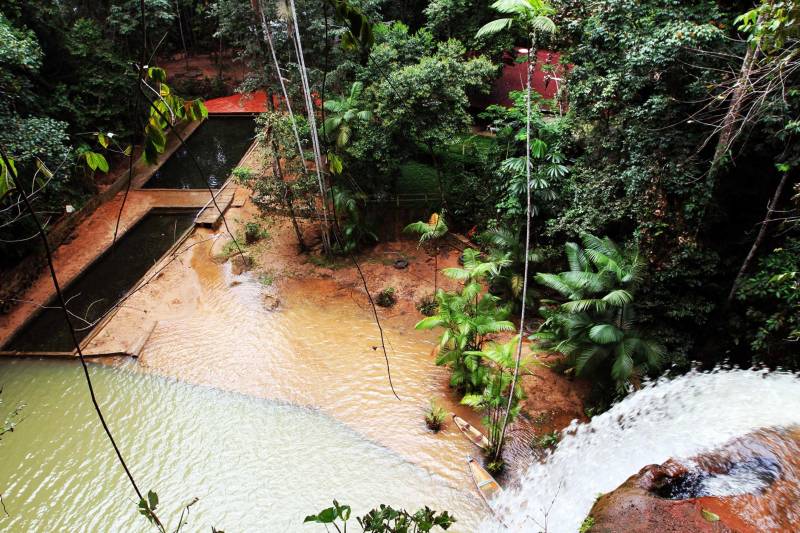 Uma viagem a trabalho para a Região do Xingu, no oeste do Pará, pode ser uma boa ocasião para conhecer belas paisagens, com trilhas, cachoeiras e cavernas guardadas entre a imensidão verde da floresta. Se for neste período do ano melhor ainda, pois a frequência de chuvas aumenta o volume de água das cachoeiras, deixando o cenário mais exuberante e ideal para um mergulho, com o devido registro para exibir aos amigos nas redes sociais.
FOTO: WILSON SOARES
DATA: 21.04.2018
BRASIL NOVO - PARÁ <div class='credito_fotos'>Foto: WILSON SOARES | <a href='/midias/2018/originais/2563a060-58ec-4b9e-966f-0307d4186388.jpg' download><i class='fa-solid fa-download'></i> Download</a></div>
