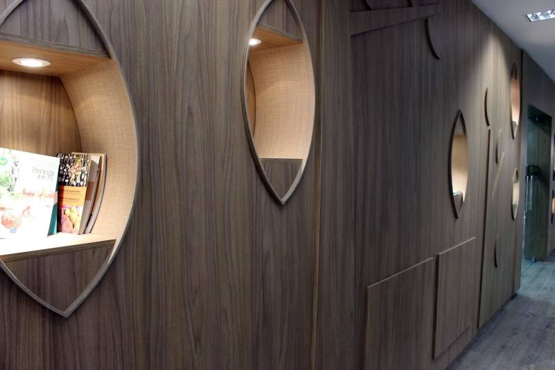 Estruturada para disponibilizar a informação ambiental, a nova Biblioteca da Secretaria de Meio Ambiente e Sustentabilidade (Semas) será inaugurada nesta quarta-feira (26). Um ambiente com salas totalmente reformuladas, apropriadas para leitura e pesquisa sobre meio ambiente. A biblioteca é aberta ao servidor e ao público em geral, disponibilizando espaço para estudo, uma sala de ambiente multimídia, sala infantil, área de leitura em mais de 200 metros quadrados. Além disso, há um espaço administrativo, banheiros e copa.

FOTO: ASCOM SEMAS
DATA: 26.12.2018
BELÉM - PARÁ <div class='credito_fotos'>Foto: ASCOM SEMAS   |   <a href='/midias/2018/originais/2568ba58-51d9-45fc-842c-b1601902c09e.jpg' download><i class='fa-solid fa-download'></i> Download</a></div>