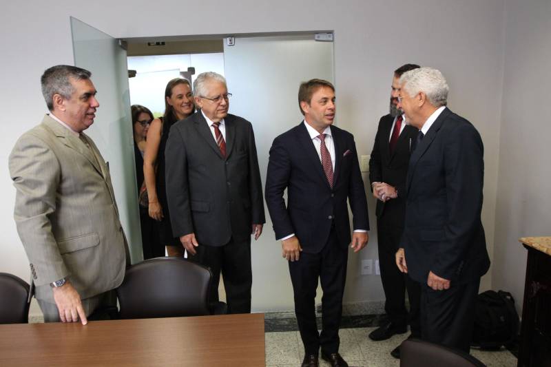 A Hungria quer estreitar relações comerciais com o Pará e, para isso, o embaixador do país no Brasil fez, nesta quinta-feira, 12, uma visita diplomática ao Governo do Estado. Saneamento, pecuária, segurança, educação e indústria foram os temas tratados no encontro. O secretário de Estado de Turismo, Adenauer Góes, representando o governador Simão Jatene, recebeu o embaixador, Norbert Konkoly, e a cônsul geral adjunta de Assuntos Comerciais, Zsuzsanna László.
FOTO: CRISTINO MARTINS / AG. PARÁ
DATA: 12.04.2018
BELÉM - PARÁ <div class='credito_fotos'>Foto: Cristino Martins/Ag. Pará | <a href='/midias/2018/originais/256a3249-63fc-4d22-a343-dc3d9af26811.jpg' download><i class='fa-solid fa-download'></i> Download</a></div>