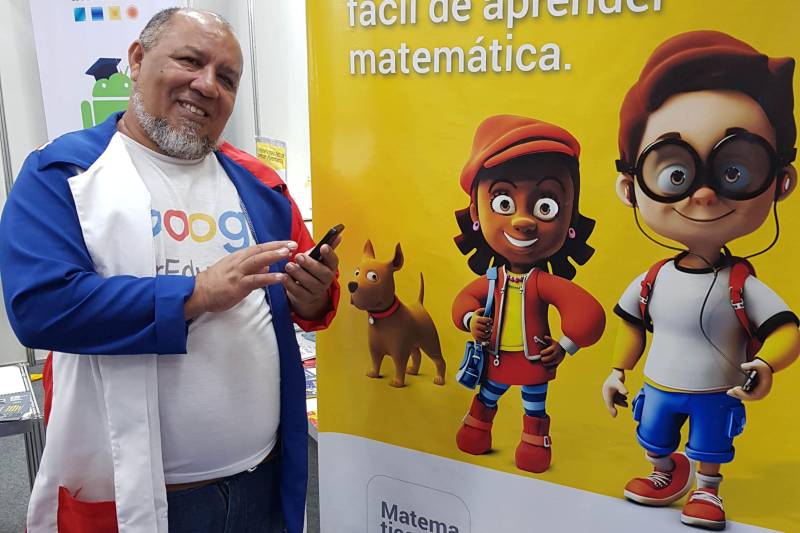 Óculos de realidade virtual feito de miriti, robozinho inteligente, tabuada colorida e game para facilitar o aprendizado com os números. Esses são alguns dos produtos expostos no estande “Matematicando” presente no I Salão do Livro do Sul e Sudeste do Pará, que ocorre no Centro de Convenções Leonildo Borges Rocha, em Marabá, até dia 06 de maio. O projeto da empresa Inteceleri, que hoje conta com a parceria da Google para Educação começou em 2007, quando o pedagogo Dilmar da Cunha (foto), resolveu fazer um livro para ajudar a filha a aprender a tabuada.
FOTO: ASCOM CRGSP
DATA: 03.05.2018
MARABÁ - PARÁ <div class='credito_fotos'>Foto: ASCOM CRGSP | <a href='/midias/2018/originais/256e1085-392e-4af7-92fb-f50dba81fad8.jpg' download><i class='fa-solid fa-download'></i> Download</a></div>