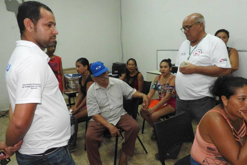 Começou nesta segunda-feira (19) e segue até o dia 21, no município de Augusto Corrêa, na Região do Salgado, as ações do Pro Paz Cidadania. Os atendimentos à população ocorreram em dois dias, simultaneamente, no Centro de Nazaré e no Instituto Casa da Fraternidade, no bairro Nazaré. Os moradores da cidade puderam solicitar a emissão de registro geral (RG), CPF, Certidão de Nascimento (1ª e 2ª via), Identidade Jovem (Id jovem) e Identidade de Nome Social, assim como aconselhamento jurídico. A maior procura é por RG e Certidão de Nascimento, justamente um dos focos da caravana que é reduzir os sub-registros. Na foto, o coordenador do Pro Paz Cidadania, Roberto Oliveira (e).
FOTO: CARLOS SODRÉ / AG. PARÁ
DATA: 19.03.2018
AUGUSTO CORRÊA - PARÁ <div class='credito_fotos'>Foto: Carlos Sodré/Agência Pará | <a href='/midias/2018/originais/256e5106-777f-4e27-8ef9-bd11ff78f1a6.jpg' download><i class='fa-solid fa-download'></i> Download</a></div>