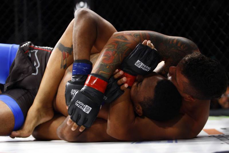 O mundo do MMA conheceu neste sábado os novos guerreiros paraenses. Dos 34 lutadores que entraram no octógono do Jungle Fight 93, 31 representaram o estado. Destaque para Ivanildo Monstrinho e Francisco Figueiredo, que conquistaram os cinturões interinos das categorias 57kg e 61kg, respectivamente, diante do público que lotou o Centro de Convenções da Amazônia – Hangar, com apoio da Secretaria de Estado de Esporte e Lazer.
FOTO: THIAGO GOMES / AG. PARÁ
DATA: 28.04.2018
BELÉM - PARÁ <div class='credito_fotos'>Foto: Thiago Gomes /Ag. Pará | <a href='/midias/2018/originais/256ef855-423f-49b3-90da-13e20c815c0e.jpg' download><i class='fa-solid fa-download'></i> Download</a></div>
