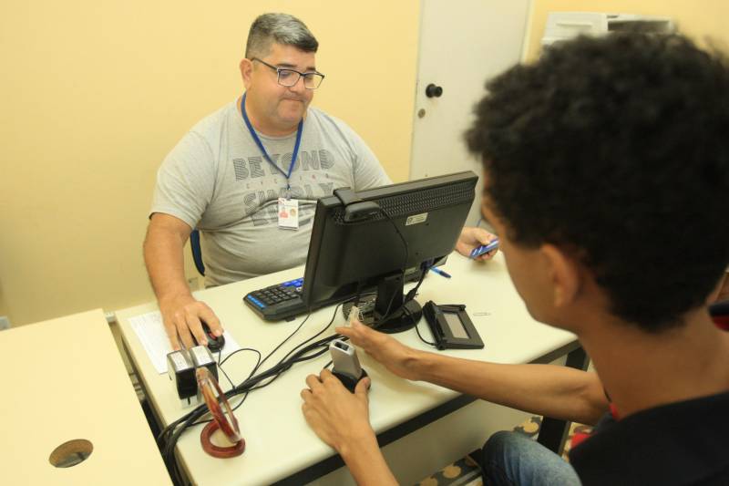 O estudante João Rabelo, 18 anos, começou a semana nesta segunda-feira, 3, comemorando sua primeira carteira de trabalho. O documento foi tirado na sede da Secretaria de Justiça e Direitos Humanos. “Foi tudo muito rápido, agendei em uma sexta-feira e pouco mais de uma  semana depois ela está aqui. Agora é só mostrar para o meu patrão e iniciar minha carreira de trabalhador em uma pousada”, disse o jovem. A carteira de João foi uma das 7.922 carteiras de trabalho emitidas pela Sejudh neste ano de 2018. Cerca de 60% delas foram no interior do estado, em mais de 40 municípios visitados pela Sejudh. “ Nosso diferencial é esse. Somos o único órgão que vai até o cidadão no interior, proporcionando esse serviço”, disse  Eliandro Kogempa, diretor de Cidadania e Direitos Humanos da Sejudh. Há dois anos, as carteiras de trabalho passaram a ser informatizadas, com mais segurança ao cidadão e ao órgão emissor.  “O balanço que fazemos é positivo. Estamos com uma média de 30 agendamentos diários e entregamos a carteira de 3 a 4 dias úteis”, destacou Eliandro. Na foto, coleta de biometria.

FOTO: THIAGO GOMES / AG. PARÁ
DATA: 03.12.2018
BELÉM - PARÁ <div class='credito_fotos'>Foto: Thiago Gomes /Ag. Pará   |   <a href='/midias/2018/originais/256f3249-1a7b-4be7-9030-510589e9264b.jpg' download><i class='fa-solid fa-download'></i> Download</a></div>
