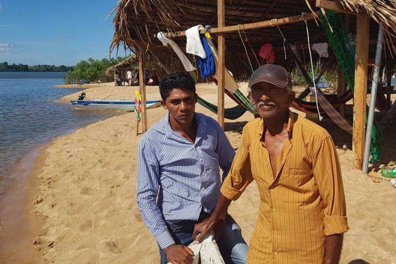 A 100 quilômetros de Marabá, a cidade de Palestina do Pará se torna um recanto para os veranistas que procuram nas águas do Araguaia descanso, contemplação da natureza e diversão. Dos 65 anos de vida de seu Solino Machado, conhecido como Pebas (d), 15 são dedicados ao ofício de atravessar os veranistas para a praia durante o mês de julho e, assim, garante uma renda extra.
FOTO: ASCOM CRGSP
DATA: 08.07.2018
PALESTINA DO PARÁ - PARÁ <div class='credito_fotos'>Foto: ASCOM CRGSP | <a href='/midias/2018/originais/25712225-f37c-4313-a962-e781a2d07115.jpg' download><i class='fa-solid fa-download'></i> Download</a></div>