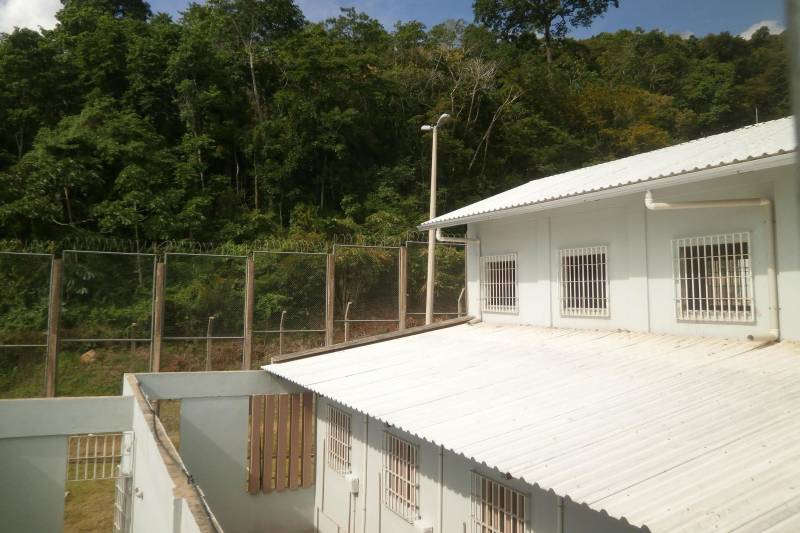 As obras do novo Centro de Recuperação Feminino (CRF) de Santarém, no oeste do Pará, estão em fase de conclusão. Cerca de 90% dos serviços já foram finalizados. A nova unidade está localizada no pólo penitenciário de Santarém, na vila de Cucurunã, e terá mais de 9 mil metros quadrados.
FOTO: CÉLIA MONTEIRO / DIVULGAÇÃO / ASCOM SUSIPE
DATA: 28.02.2018
SANTARÉM - PARÁ <div class='credito_fotos'>Foto: CÉLIA MONTEIRO / DIVULGAÇÃO / ASCOM SUSIPE | <a href='/midias/2018/originais/2571ea72-6bf9-4d6e-8cb5-a4661f85ae4e.jpg' download><i class='fa-solid fa-download'></i> Download</a></div>