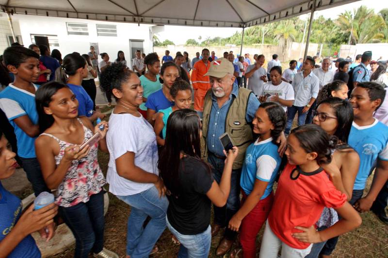 Nesta sexta-feira (06), um dia após completar 105 anos de emancipação, Marabá, município de forte vocação mineral e agrícola que o faz principal centro socioeconômico do sudeste paraense, recebeu importantes obras e serviços do Governo do Estado. Em destaque, investimentos na área da saúde, educação, saneamento básico e segurança. As cerimônias contaram com a presença do governador Simão Jatene, parlamentares, prefeitos da região, entre outras autoridades. A agenda de governo teve início com a entrega da Estação de Tratamento de Esgoto Sanitário (FOTO), um moderno sistema de saneamento básico com capacidade para atender de 86 mil habitantes. A primeira etapa da ETE representa um investimento de mais de R$ 117 milhões, parte com recursos do Programa de Aceleração do Crescimento (PAC), através de empréstimo junto ao FGTS no valor de R$ 78,20 milhões, e mais R$ 38,97 milhões do Tesouro do Estado.
FOTO: SIDNEY OLIVEIRA / AG. PARÁ
DATA: 06.04.2018
MARABÁ - PARÁ <div class='credito_fotos'>Foto: Agência Pará | <a href='/midias/2018/originais/25729612-6419-4816-a841-bf2c7c1a8420.jpg' download><i class='fa-solid fa-download'></i> Download</a></div>