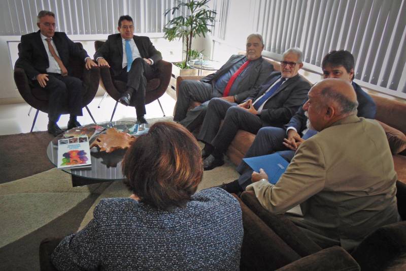 O governador Simão Jatene (foto) vai receber, no dia 2 de abril, a Medalha Alacid Nunes, na ordem de comendador. O mérito será entregue pelos conselheiros do Tribunal de Contas dos Municípios na festa que comemora os 35 anos do TCM/PA. Nesta quarta-feira, 14, o presidente do TCM, Daniel Lavareda, entregou ao governador o convite para a solenidade, ao mesmo tempo em que anunciou a escolha do nome de Simão Jatene para receber a premiação. “O governador Simão Jatene, durante todo o tempo em que esteve à frente do Governo do Estado, contribuiu de maneira decisiva para o crescimento do Tribunal e isso mais do que justifica a entrega dessa comenda”, disse Daniel Lavareda.
FOTO: ANTÔNIO SILVA / AG. PARÁ
DATA: 14.03.2018
BELÉM - PARÁ <div class='credito_fotos'>Foto: Antônio Silva/Ag. Pará | <a href='/midias/2018/originais/2574b15e-269e-401e-b8d4-edb5d0d3383a.jpg' download><i class='fa-solid fa-download'></i> Download</a></div>