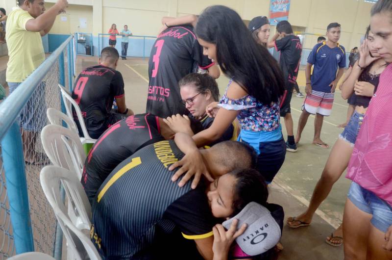A etapa regional dos Jogos Estudantis Paraenses (Jeps), realizada de 16 a 19 de maio, no município de Igarapé-Açu, no nordeste do Estado, selecionou os times que vão disputar a etapa estadual, em junho, em Belém. Depois dos quatro dias de disputas, Castanhal foi apontada como a delegação que levará para a próxima etapa o maior número de times.
FOTO: RAI PONTES / ASCOM SEDUC
DATA: 20.05.2018
IGARAPÉ-AÇU - PARÁ <div class='credito_fotos'>Foto: Rai Pontes/Ascom Seduc | <a href='/midias/2018/originais/257a850e-1681-4cd6-8853-b0bfdd8c19eb.jpg' download><i class='fa-solid fa-download'></i> Download</a></div>