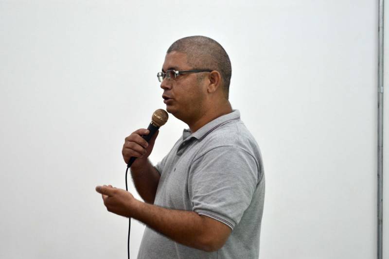 A estudante Fatyene Farias, 16 anos, vai fazer o Exame Nacional do Ensino Médio (Enem) pela primeira vez este ano. Ela é uma entre os milhões de jovens e adultos que buscam, por meio da qualificação acadêmica, se inserir no mercado de trabalho. Com o objetivo de preparar estudantes para o Enem, a Biblioteca Pública Arthur Vianna, por meio da Diretoria de Leitura e Informação da Fundação Cultural do Pará (FCP), começa nesta semana, com entrada franca, as palestras preparatórias para o exame nacional, que será realizado nos dias 4 e 11 de novembro. As duas primeiras palestras serão ministradas nesta quinta-feira (26), às 09 h, na Escola Estadual Augusto Meira, Bairro de São Braz, e no Auditório Aloysio Chaves, no 2º andar da Biblioteca Arthur Vianna, a partir das 15 h. Na foto, o professor Bruno Magalhães.
FOTO: ASCOM / FCP
DATA: 25.04.2018
BELÉM - PARÁ <div class='credito_fotos'>Foto: ASCOM FCP | <a href='/midias/2018/originais/257af50e-0d7b-4557-9782-39598e613083.jpg' download><i class='fa-solid fa-download'></i> Download</a></div>