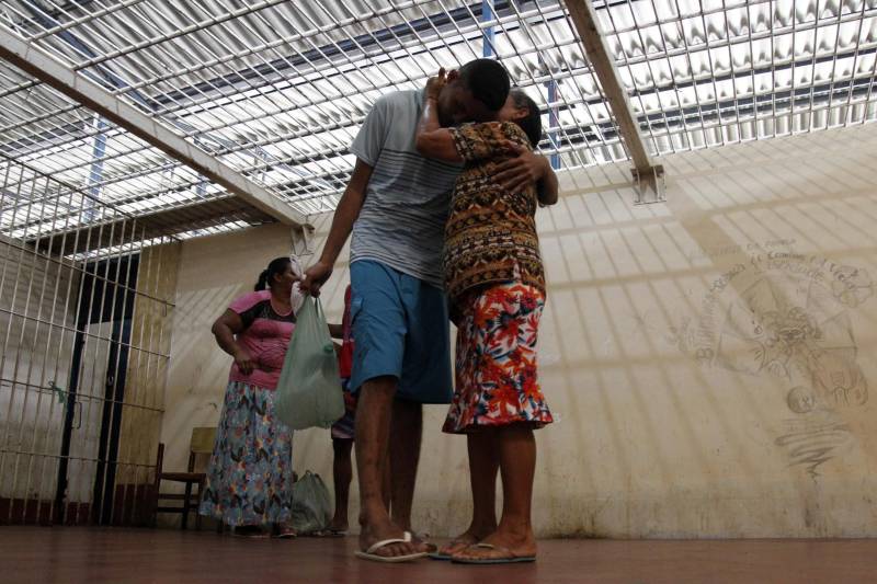 Dona Antonieta Santiago (foto) é uma das mães que vem de mais longe. Ela enfrenta 19h de viagem, uma vez no mês, para visitar o filho preso há um ano e meio em uma unidade prisional de Marituba. “Saio do interior de Altamira para Tomé-açu e pego um ônibus para chegar a Belém. São 19h de viagem.
FOTO: AKIRA ONUMA / ASCOM SUSIPE
DATA: 12.05.2018
MARITUBA - PARÁ <div class='credito_fotos'>Foto: Akira Onuma / Ascom Susipe | <a href='/midias/2018/originais/257d6b86-0b18-431a-88c6-7859e62fbf05.jpg' download><i class='fa-solid fa-download'></i> Download</a></div>