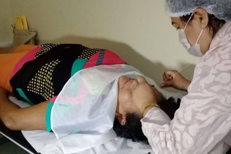 Em tratamento para câncer de mama na Unidade de Alta Complexidade em Oncologia Dr. Vitor Moutinho (Unacon), em Tucuruí, no sudeste do Pará, Neuza Alves de Oliveira aproveitou a oportunidade e participou da programação alusiva ao Março Lilás, de combate e prevenção contra o câncer de colo de útero. A unidade aderiu à campanha promovida pela Secretaria de Estado de Saúde Pública (Sespa), por meio do Núcleo de Apoio à Gestão na Atenção à Mulher no Controle do Câncer de Colo de Útero e Mama. Com o slogan “O Pará unido na prevenção e diagnóstico do câncer de colo do útero”, o grupo de trabalho de humanização da Unacon vai impulsionar a campanha na região com programação educativa até o dia 29 deste mês, levando informações sobre a importância do diagnóstico precoce da doença. Em tratamento na unidade, Neuza reconhece a importância do acompanhamento regular ao médico para evitar qualquer doença.
FOTO: DIVULGAÇÃO
DATA: 13.03.2018
TUCURUÍ - PARÁ
<div class='credito_fotos'>Foto: Divulgação | <a href='/midias/2018/originais/2582e973-7941-445c-abc6-445e7f5460da.jpg' download><i class='fa-solid fa-download'></i> Download</a></div>