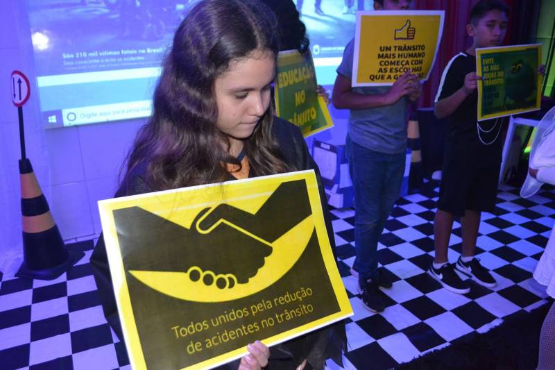 Quando escola e poder público se unem, o resultado só pode ser o melhor possível. Em mais uma edição do projeto Detran nas Escolas, realizado nesta sexta-feira (1º) no Colégio Santa Madre, na Avenida Augusto Montenegro, o órgão estadual levou mensagens educativas para alunos, professores, pais e servidores da instituição. A participação do Detran com suas atividades lúdicas (foto) foi uma solicitação dos professores do sexto ano, que escolheram o tema violência no trânsito para ser trabalhado com os seus alunos durante a tradicional feira cultural denominada de Arte Madre. Os alunos se revezaram nas encenações de esquetes teatrais que contaram com personagens como o anjo, a morte e as vítimas de acidentes de trânsito que morreram depois de cometer imprudências. A intenção foi levar ao público um alerta sobre a fragilidade da vida diante de um acidente no trânsito.
FOTO: ASCOM / DETRAN
DATA: 01.11.2018
BELÉM - PARÁ <div class='credito_fotos'>Foto: ASCOM DETRAN | <a href='/midias/2018/originais/25930621-364c-4415-881a-2fd2fe3c8ffd.jpg' download><i class='fa-solid fa-download'></i> Download</a></div>