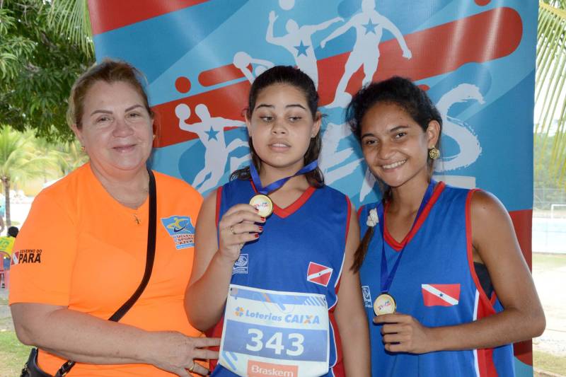Na disputa houve partidas de goaball, bocha, tênis de mesa atletismo e natação. A promoção do evento é da Secretaria de Educação (Seduc) por meio do seu Núcleo de Esporte e Lazer (NEL). Conceição Felgueiras, coordenadora dos Jogos, fez avaliação positiva do evento, realizado pela primeira vez fora da capital paraense e que mobilizou mais de 270 pessoas diretamente, entre dirigentes, técnicos e acompanhantes dos paratletas. "Todos os paratletas participantes são vencedores. Além da competição, eles tiveram um momento para socializar e confraternizar -pois eram participantes de vários municípios do estado. O evento ainda cumpriu a missão de sensibilizar o poder público local sobre a importância do incentivo ao esporte paralímpico", disse. Na foto, Conceição Felgueiras (e), coordenadora dos Jogos.
FOTO: FERNANDO NOBRE / ASCOM SEDUC
DATA: 29.06.2018
MARABÁ - PARÁ <div class='credito_fotos'>Foto: FERNANDO NOBRE/ASCOM SEDUC | <a href='/midias/2018/originais/259800db-5ba0-4bdd-8651-cdaebd4f6a7f.jpg' download><i class='fa-solid fa-download'></i> Download</a></div>