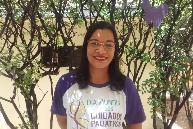 Uma feira expositiva em alusão a Dia Mundial dos Cuidados Paliativos, comemorado no 2° sábado de outubro, foi realizada nesta quarta-feira (31), no Hospital Ophir Loyola. Os cuidados paliativos promovem a qualidade de vida de pacientes e respectivos familiares, que enfrentam doenças ameaçadoras da continuidade da vida, por meio da prevenção e do alívio do sofrimento. Essa assistência especializada ocorre em diferentes níveis de atuação: ambulatório, internação e assistência domiciliar. A programação foi realizada com abordagem individual e orientações, entrega de panfletos e folders, apresentação de pôsteres e vídeos explicativos. Na foto, a terapeuta ocupacional Vanessa Mendes.
FOTO: ASCOM / HOL
DATA: 31.10.2018
BELÉM - PARÁ <div class='credito_fotos'>Foto: ASCOM HOL | <a href='/midias/2018/originais/259f3452-cbdb-4576-bd0f-41db2a34aaa2.jpg' download><i class='fa-solid fa-download'></i> Download</a></div>