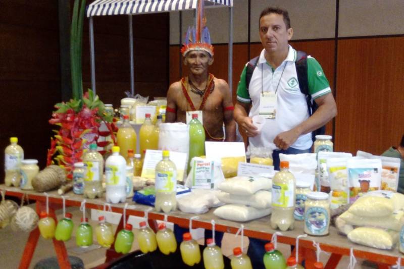 Uma variedade de serviços é realizada pela Empresa de Assistência Técnica e Extensão Rural do Estado do Pará (Emater-Pará), em apoio às práticas produtivas das comunidades indígenas em diversos municípios do estado. Um exemplo é o indígena Gregório Waro Mundurucu, assistido pela Emater, que foi recentemente agraciado, como representante indígena, pelo inestimável legado à cultura da mandioca, no Congresso Internacional da Mandioca, em Belém, junto com o presidente da Emater, Paulo Amazonas Pedroso, e outras 40 personalidades, pelo reconhecimento aos serviços prestados em prol da agricultura no estado. Na foto, índio e extensionista.
FOTO: ARQUIVO / ASCOM EMATER
DATA: 19.04.2018
BELÉM - PARÁ <div class='credito_fotos'>Foto: ASCOM EMATER | <a href='/midias/2018/originais/25a04d7d-61af-4606-aa40-1537efcd8295.jpg' download><i class='fa-solid fa-download'></i> Download</a></div>