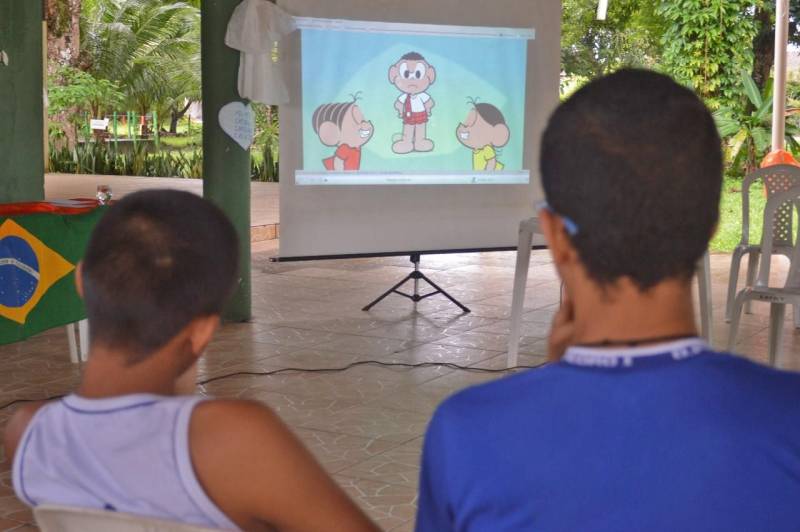 Alunos de dois colégios estaduais do Conjunto Marex participaram da Oficina (foto) de Agente Ambiental promovida pela Semas e Associação Cultural do Marex. O evento ocorreu nos dias 15 e 16 de março e reuniu 20 discentes das escolas estaduais Dom Pedro I e Presidente Castelo Branco. Promover a educação ambiental e incentivar estudantes o cuidado com o meio ambiente foram os objetivos da oficina cuja programação foi composta por trabalhos em grupo, palestra sobre meio ambiente e destino do lixo, apresentação de vídeos educacionais, rodas de discussão sobre o tema e certificação de agente ambiental. Técnicos da Secretaria apresentaram a importância da conservação da natureza de forma dinâmica e lúdica.
FOTO: ASCOM / SEMAS
DATA: 19.03.2018
BELÉM - PARÁ <div class='credito_fotos'>Foto: ASCOM SEMAS | <a href='/midias/2018/originais/25a1d8c4-7aec-4f47-bd8f-6558733570ed.jpg' download><i class='fa-solid fa-download'></i> Download</a></div>