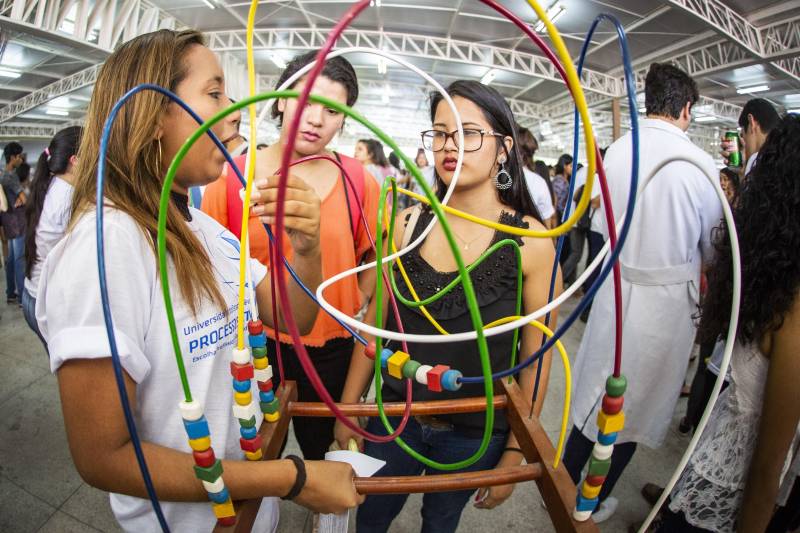 Durante toda esta quinta-feira, 10, a Feira Vocacional da Universidade do Estado do Pará (Uepa) recebeu a visita de estudantes do ensino médio de escolas públicas e particulares da Região Metropolitana de Belém. Cada graduação da Uepa tinha um estande no hall de exposição do Centro Cultural Tancredo Neves (Centur), tudo para que os estudantes pudessem conhecer mais sobre os cursos, a atuação dos profissionais formados e o desenho curricular das disciplinas.
FOTO: NAILANA THIELY / ASCOM UEPA
DATA: 10.05.2018
BELÉM - PARÁ <div class='credito_fotos'>Foto: Nailana Thiely / Ascom Uepa | <a href='/midias/2018/originais/25a46771-b924-44fe-9a09-da04eb74065f.jpg' download><i class='fa-solid fa-download'></i> Download</a></div>