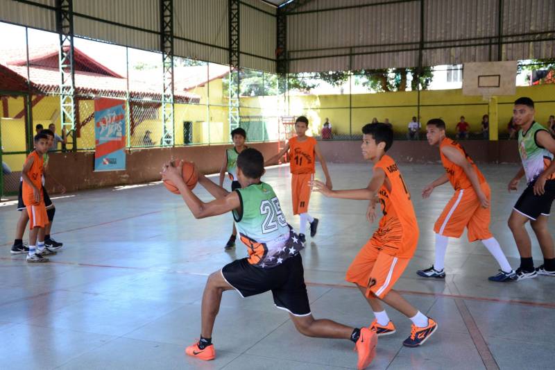 Basquete, futsal, handebol e vôlei são as modalidades disputadas na etapa Carajás, dos Jogos Estudantis Paraenses (Jeps), em Parauapebas, no sudeste do Pará. O primeiro dia de competições, foi na quinta-feira (24), apontou os primeiros finalistas. Os vencedores vão disputar a etapa estadual, em junho, na capital paraense. 

FOTO: FERNANDO NOBRE / ASCOM SEDUC
DATA: 25.05.2018
PARAUAPEBAS - PARÁ <div class='credito_fotos'>Foto: FERNANDO NOBRE/ASCOM SEDUC   |   <a href='/midias/2018/originais/25a73dbb-81a6-4c87-a751-8b93a1bb67ab.jpg' download><i class='fa-solid fa-download'></i> Download</a></div>