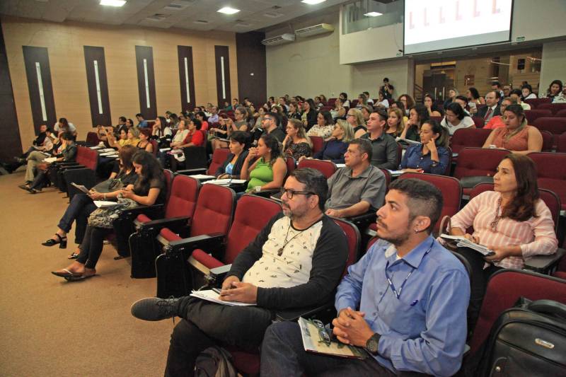 A Oficina de Trabalho da Comissão Estadual de Erradicação ao Trabalho Escravo (Coetrae, na foto), da Secretaria de Estado de Justiça e Direitos Humanos (Sejudh) começou na manhã desta quarta-feira, 25, no Auditório Aluysio Chaves, no Tribunal Regional do Trabalho da 8° Região, em Belém. O evento, que tem como principal objetivo a validação do Plano Estadual para a Erradicação do Trabalho Escravo do Pará (Peete/PA), segue até esta quinta-feira, 26, com a participação de diversas instituições governamentais e não governamentais que compõe a Coetrae, além de representações da sociedade civil de diversos municípios do Estado.
FOTO: WAGNER ALMEIDA / ASCOM SEJUDH
DATA: 25.04.2018
BELÉM - PARÁ <div class='credito_fotos'>Foto: Wagner Almeida/ Ascom Sejudh | <a href='/midias/2018/originais/25ad62b3-b479-4b21-bc60-165fdb6a7dda.jpg' download><i class='fa-solid fa-download'></i> Download</a></div>