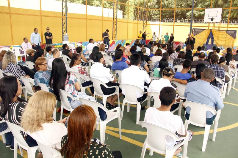 O atendimento a adolescentes em cumprimento de medida de internação provisória entra em uma nova fase no Pará. Foi entregue oficialmente nesta sexta-feira (4) o novo Centro de Internação do Adolescente Masculino (Ciam), localizado no Bairro Sideral, em Belém. O espaço foi completamente revitalizado, melhorando o atendimento aos adolescentes custodiados no espaço por até 45 dias, e de servidores, garantindo um atendimento humanizado e com novos alojamentos, de acordo com os parâmetros do Sistema Nacional de Atendimento Socioeducativo (Sinase). O ato de entrega contou com a participação de toda a equipe técnica da unidade e de representantes de diversas instituições governamentais, do sistema de garantia de direitos e entidades religiosas, que assistiram a apresentações culturais de arte-educadores e saborearam produtos da panificação, frutos de atividades realizadas com os adolescentes dentro das unidades da Fasepa. O Ciam Sideral também vai oferecer curso profissionalizante, qualificando o socioeducando para o mercado de trabalho.
FOTO: FRANKLIN SALVADOR / ASCOM FASEPA
DATA: 04.05.2018
BELÉM - PARÁ <div class='credito_fotos'>Foto: FRANKLIN SALVADOR / ASCOM FASEPA | <a href='/midias/2018/originais/25b410f9-18f2-49d3-8329-c35d8aeb576e.jpg' download><i class='fa-solid fa-download'></i> Download</a></div>