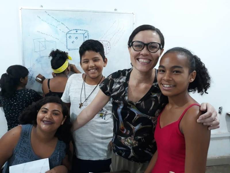 Vinte alunos do Polo Pro Paz nos Bairros, que funciona na Universidade Federal do Pará (UFPA), participaram de uma oficina sobre Poesia Visual, na Casa da Linguagem, vinculada à Fundação Cultural do Pará (FCP). A oficina, encerrada nesta terça-feira (26), foi ministrada durante uma semana pela professora e artista visual Danielle Fonseca (de óculos). "Estou muito feliz em oferecer esta oficina para as crianças. Eles se mostraram interessados e dispostos a mergulhar no universo da poesia visual, que é excelente, principalmente para os adolescentes e jovens, pois está ligada à leitura, à música, ao ritmo, e por ser uma das poesias mais dinâmicas, que ajuda a desenvolver várias percepções", disse a professora.
FOTO: EMANUELE CORRÊA / ASCOM PRO PAZ
DATA: 26.06.2018
BELÉM - PARÁ <div class='credito_fotos'>Foto: EMANUELE CORRÊA / ASCOM PRO PAZ | <a href='/midias/2018/originais/25b5b3f1-6b75-42b7-8422-68217064c9eb.jpg' download><i class='fa-solid fa-download'></i> Download</a></div>
