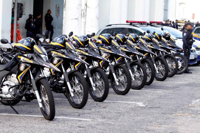 Doze carros e nove motocicletas passam a reforçar a segurança na capital paraense. As viaturas foram entregues à Guarda Municipal em cerimônia em frente ao prédio da Prefeitura de Belém, nesta terça-feira (20). O valor do investimento foi de R$ 1.652.277,05. Viabilizado por meio de emendas parlamentares, o recurso foi destinado à Secretaria de Estado de Segurança Pública e Defesa Social (Segup) e repassado ao fundo municipal. O prefeito de Belém, Zenaldo Coutinho, e o secretário adjunto de Gestão Administrativa da Segup, Cláudio Lima, entre outras autoridades.
FOTO: OSWALDO FORTE / COMUS
DATA: 20.03.2018
BELÉM - PARÁ <div class='credito_fotos'>Foto: OSWALDO FORTE/ COMUS | <a href='/midias/2018/originais/25bfa8e3-f422-4f3c-9f35-f544293fed0c.jpg' download><i class='fa-solid fa-download'></i> Download</a></div>