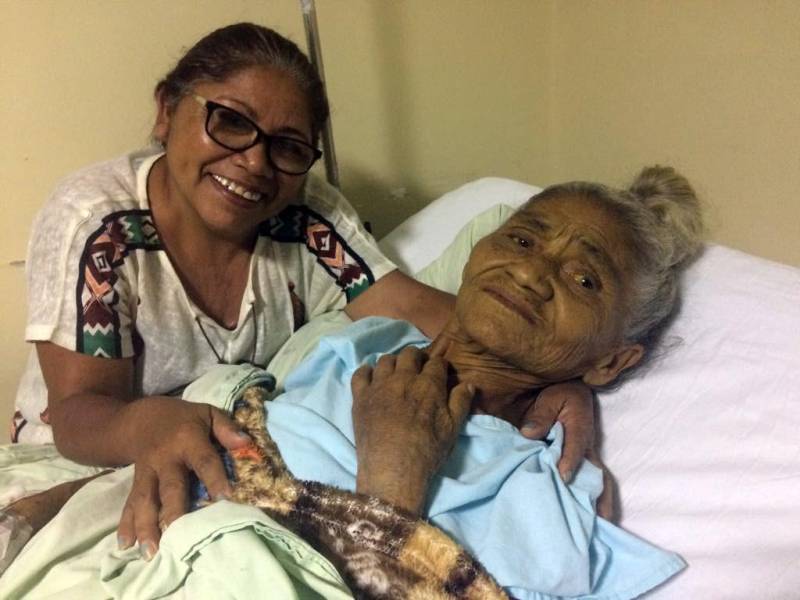 A internação hospitalar é uma situação que ninguém deseja. Mas, quando necessária, quanto mais acolhedora for, melhor para a recuperação do paciente. No Hospital Regional do Sudeste do Pará - Dr. Geraldo Veloso (HRSP), em Marabá (PA), para tornar esse período mais ameno para o usuário, o atendimento se baseia na Política Nacional de Humanização do Sistema Único de Saúde (SUS). Assim, desde o momento da admissão até a alta hospitalar, todas as etapas da assistência prezam pelo bom relacionamento, respeito às necessidades individuais, garantia dos direitos, segurança e qualidade. Na foto, dona Francisca Rocha, de 54 anos, com sua mãe, dona Antônia Rocha.
FOTO: ASCOM / HRSP
DATA: 02.03.2018
MARABÁ - PARÁ <div class='credito_fotos'>Foto: ASCOM HRSP | <a href='/midias/2018/originais/25c2f733-7565-40b6-a4d6-963ee45e420e.jpg' download><i class='fa-solid fa-download'></i> Download</a></div>