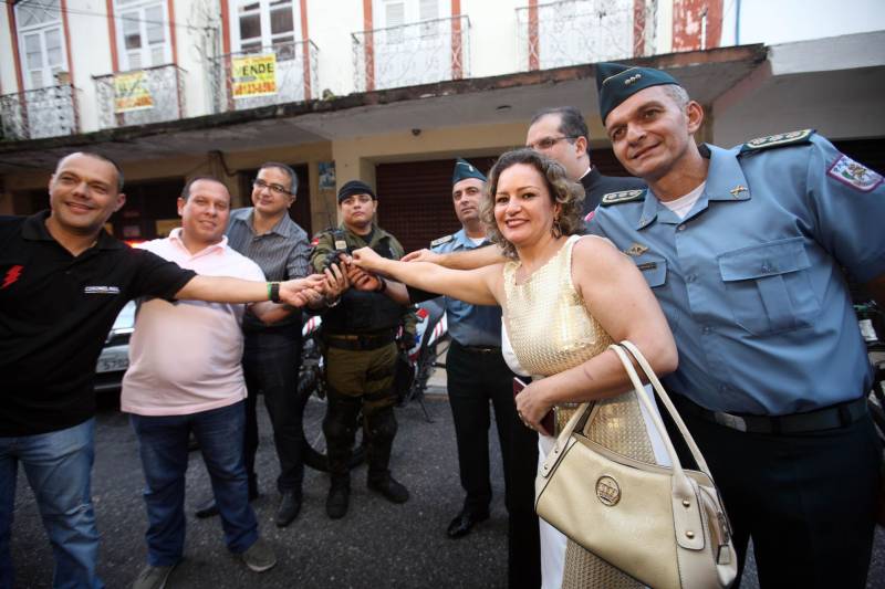 Leia Braúna mora há dois anos e meio no bairro da Cidade Velha e vê com alegria a instalação de uma sede da Polícia Militar na Rua Dr. Assis, bem pertinho de sua casa. O novo prédio da 1ª Companhia do 2º Batalhão da PM foi inaugurado na tarde desta quinta-feira, 5, e agora além de estar mais acessível aos moradores dos bairros da Campina, Reduto e Cidade Velha, oferece melhores condições de trabalho aos militares. O local foi cedido pela Arquidiocese de Belém em fevereiro deste ano de forma gratuita e por tempo indeterminado. Antes disso, a sub-unidade funcionava no 3º andar da seccional do Comércio. O Major Luiz Octávio, comandante do 2º Batalhão, informa que a Companhia atua com 165 policiais militares, que atendem cerca de 24 mil moradores da área. “A proximidade da Polícia Militar com a comunidade é um ponto primordial da instalação da 1ª Companhia, além de ser estratégico, porque se coloca em uma posição de atendimento rápido tanto ao Reduto, quanto para Campina e a própria Cidade Velha”, afirmou o oficial.
FOTO: CARLOS SODRÉ / AG. PARÁ
DATA: 05.04.2018
BELÉM - PARÁ <div class='credito_fotos'>Foto: Carlos Sodré/Agência Pará | <a href='/midias/2018/originais/25c85164-238d-4103-b44b-19b395dfc3b1.jpg' download><i class='fa-solid fa-download'></i> Download</a></div>