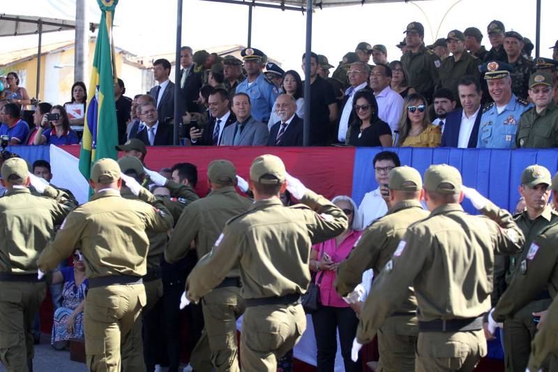 A cerimônia de formatura dos novos praças da Polícia Militar ocorreu na manhã desta segunda-feira (9), simultaneamente, em Belém e outros seis municípios paraenses: Santa Izabel, Castanhal, Barcarena, Capanema, Bragança e Tucuruí. Em Parauapebas, Marabá, Breves, Soure e Conceição do Araguaia, a formatura será celebrada na quinta-feira, dia 12. Na sexta-feira, dia 13, é a vez de Santarém, Altamira, Paragominas e Itaituba. O governador Simão Jatene presidiu a cerimônia de formatura no Portal da Amazônia, bairro da Cidade Velha, em Belém. Milhares de familiares dos formandos lotaram o espaço para entregar aos novos policiais militares seus diplomas de conclusão de curso.
FOTO: CRISTINO MARTINS / AG. PARÁ
DATA: 09.07.2018
BELÉM - PARÁ <div class='credito_fotos'>Foto: Cristino Martins/Ag. Pará | <a href='/midias/2018/originais/25cf0a3b-6421-4c8c-8467-e8a656a69de3.jpg' download><i class='fa-solid fa-download'></i> Download</a></div>