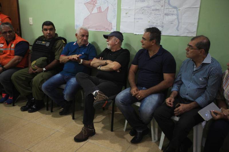 O governador Simão Jatene (camisa preta e boné) está no município de Bragança, nordeste do Estado, neste sábado (19), para visitar algumas das localidades atingidas pelas enchentes provocadas pelas chuvas do início da semana. A Defesa Civil Estadual está articulando as secretarias de Estado para atender às pessoas afetadas pelos alagamentos. Até o momento são três famílias desabrigadas e mais de três mil pessoas afetadas, principalmente na comunidade de Maranhãozinho. A prefeitura decretou estado de alerta. Uma sala de situação foi montada no município para o gerenciamento das ações que atendem às famílias.
FOTO: RODOLFO OLIVEIRA / AG. PARÁ
DATA: 19.05.2018
BRAGANÇA - PARÁ <div class='credito_fotos'>Foto: Rodolfo Oliveira/Ag. Pará | <a href='/midias/2018/originais/25e06d0c-f959-4bd6-adff-c340b71d7a5f.jpg' download><i class='fa-solid fa-download'></i> Download</a></div>